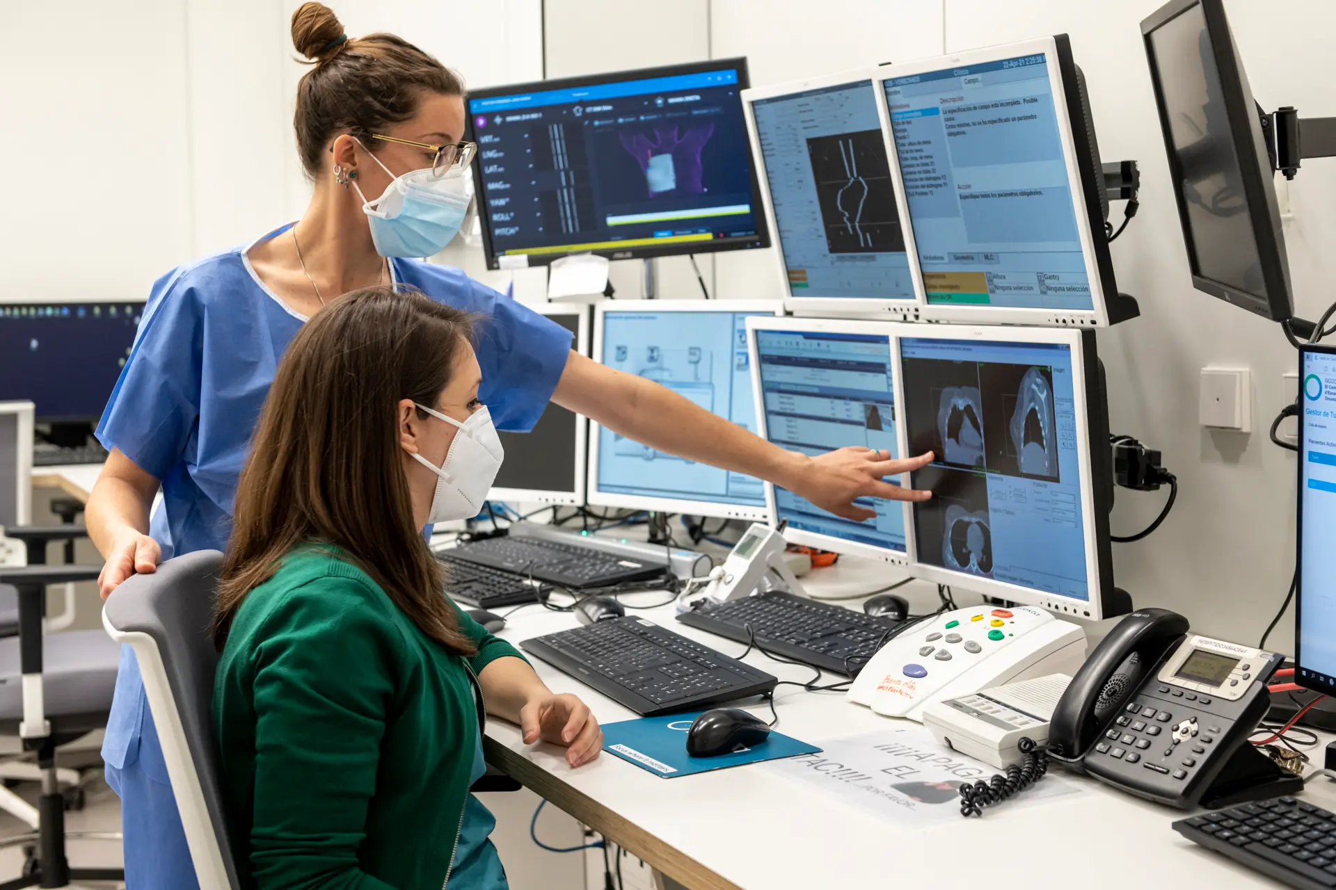 Especialistas en oncología revisando pruebas diagnósticas para la detección y tratamiento del cáncer de pulmón en GenesisCare y Clínica Corachan.