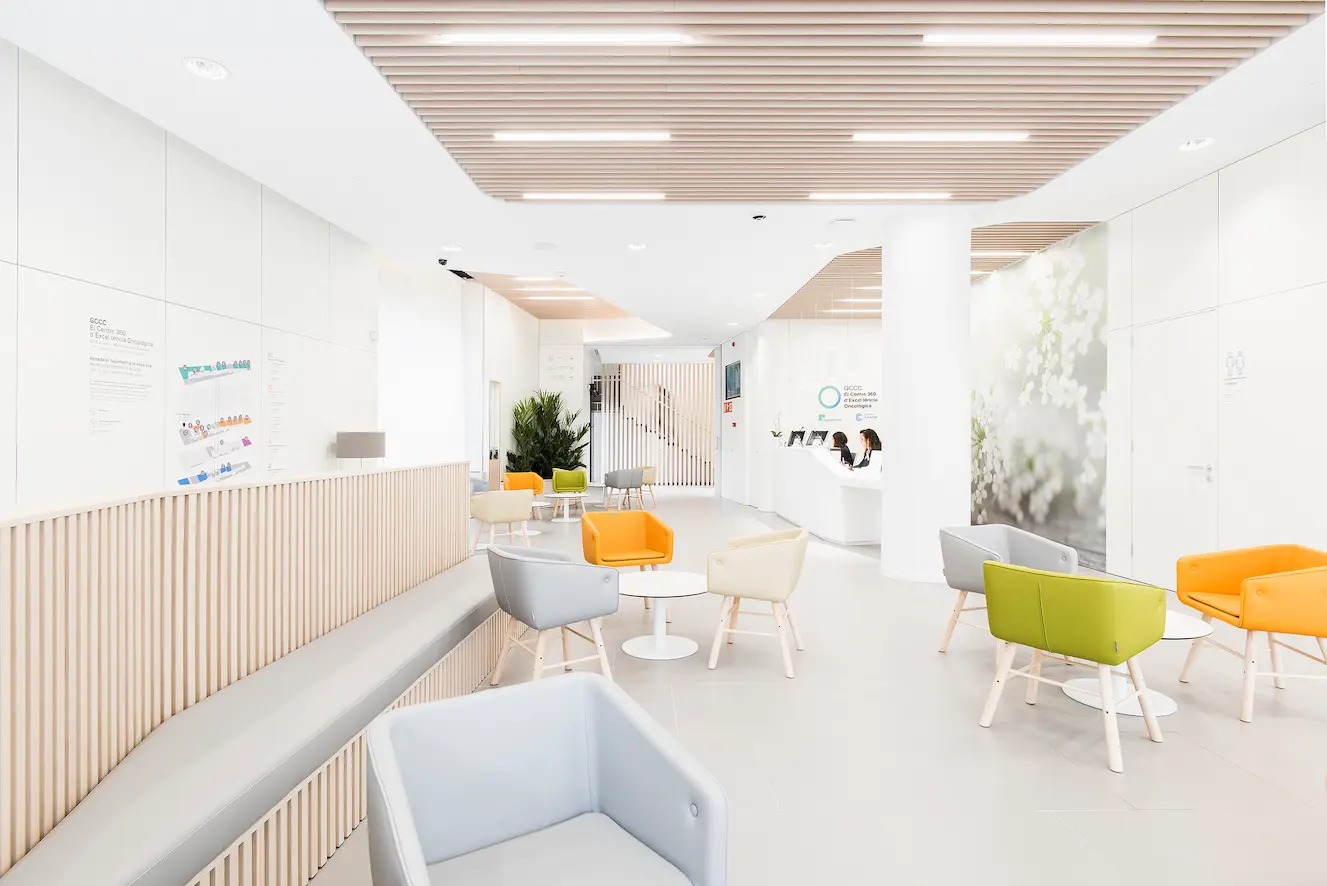 Recepción y sala de espera del Centro 360 de Excelencia Oncológica GCCC de GenesisCare y Clínica Corachan.